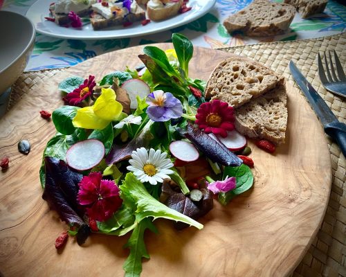Salad with edible flowers